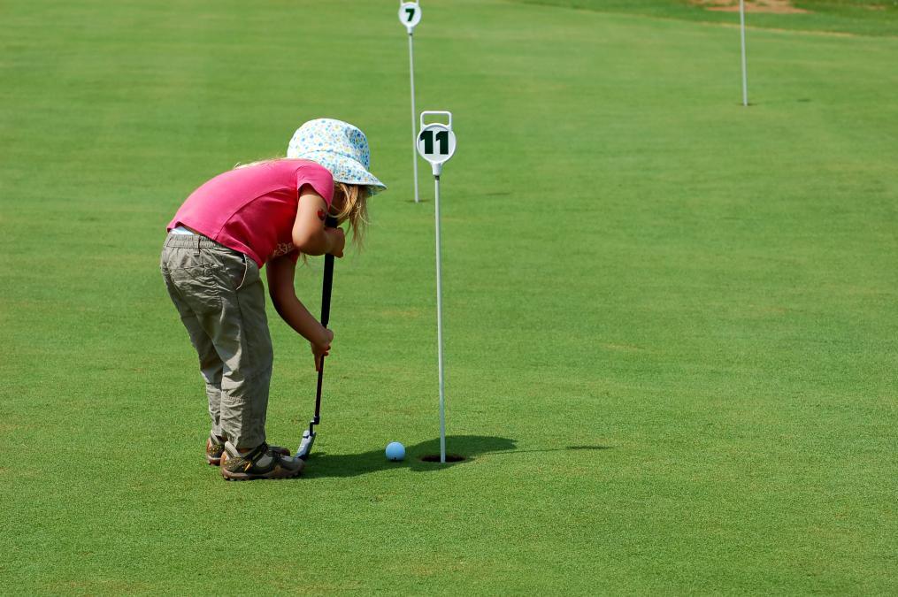 Bei Groß und Klein beliebt: der Golfsport
