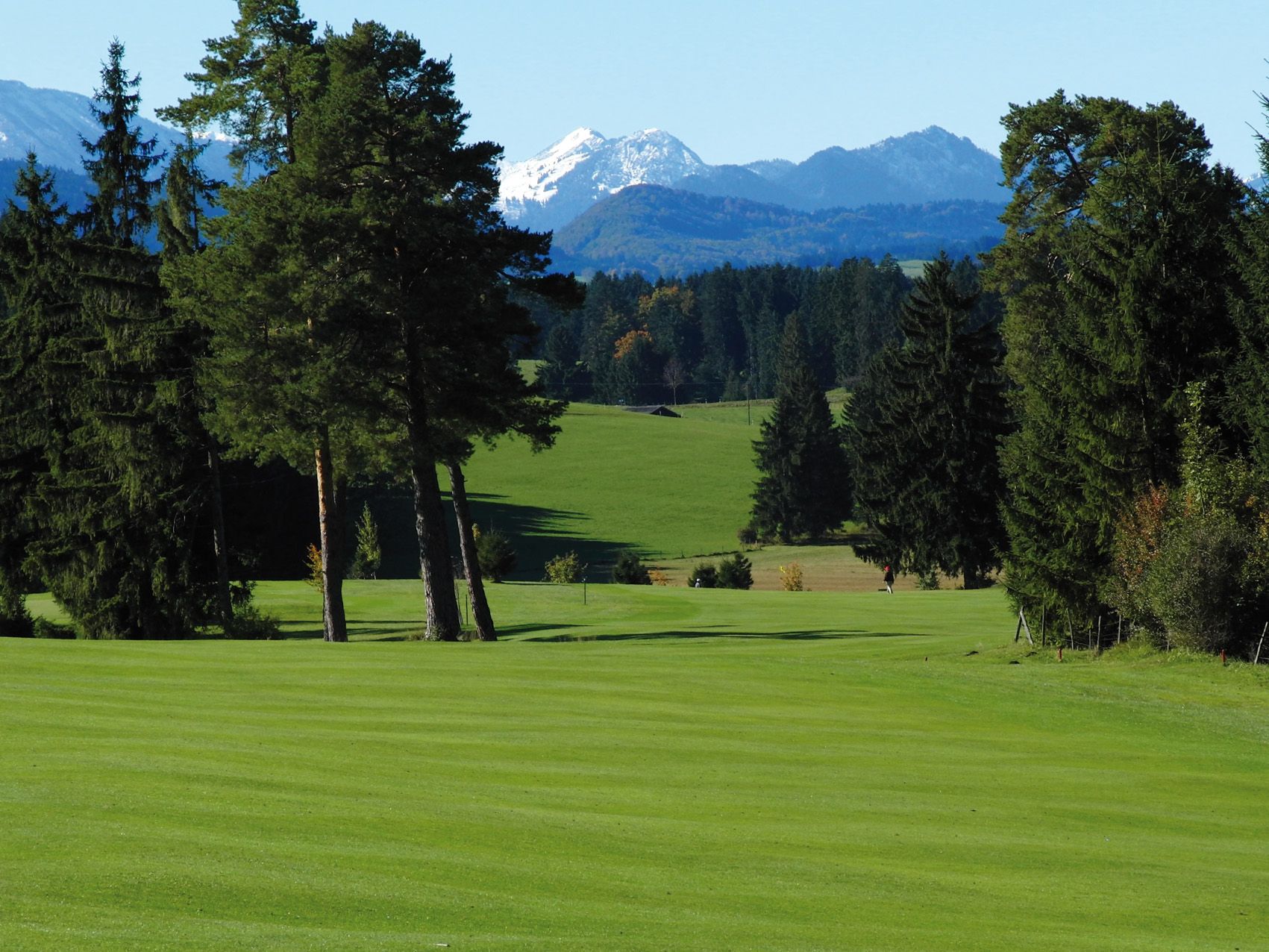 Abschlag mit Bergblick