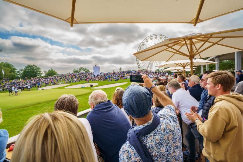 VIP Garden lounge mit Blick auf Grün 18