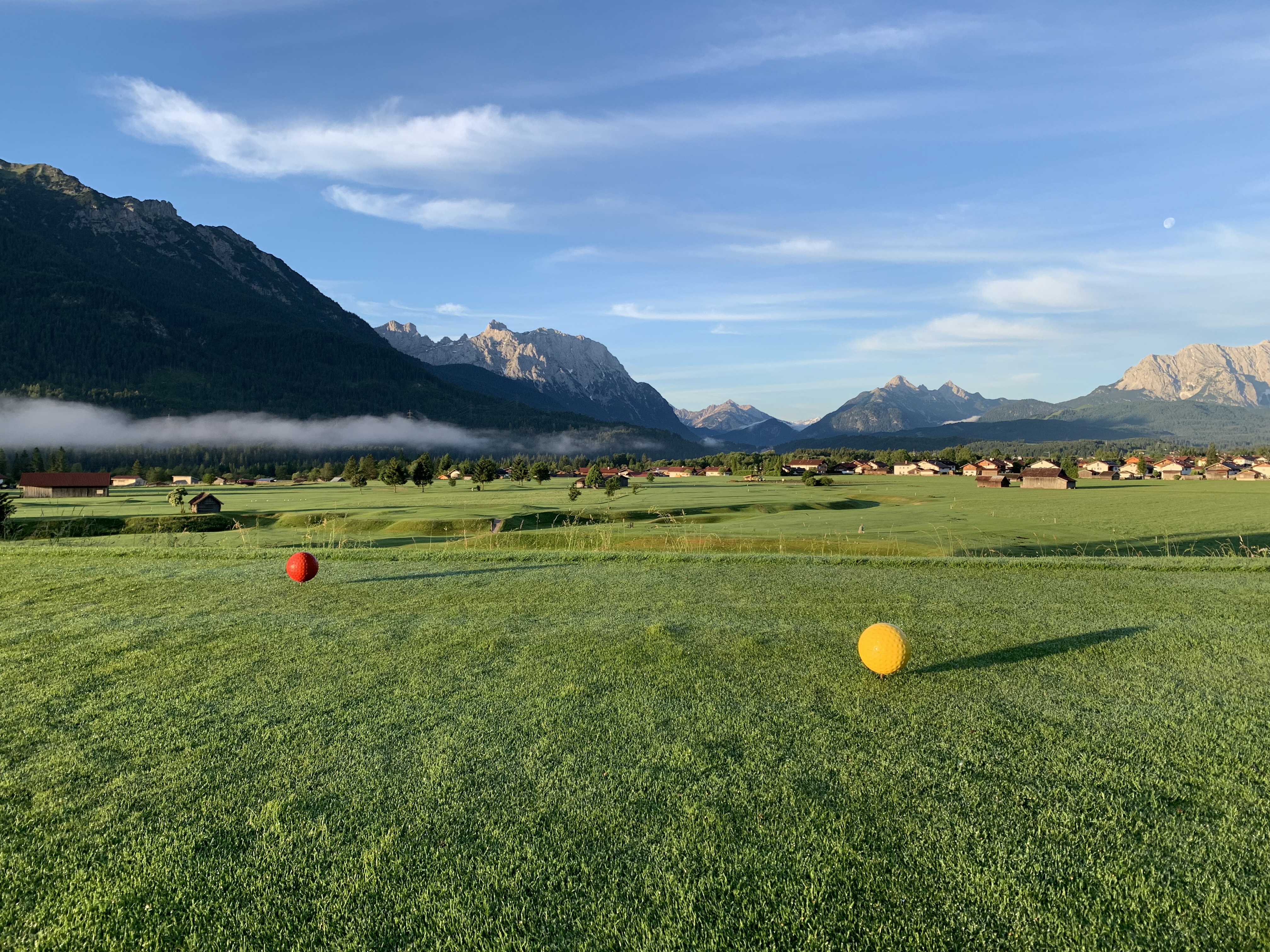 Mit schönem Panorama: der Platz des Golf- und Landclubs Karwendel