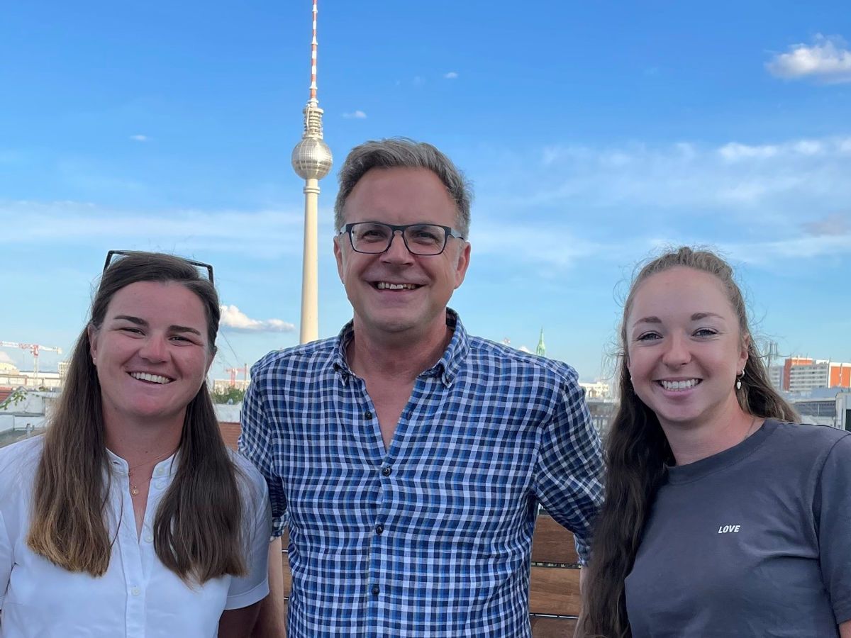 VcG-Geschäftsführer Marco Paeke mit Isi Gabsa (li) und Polly Mack (re)