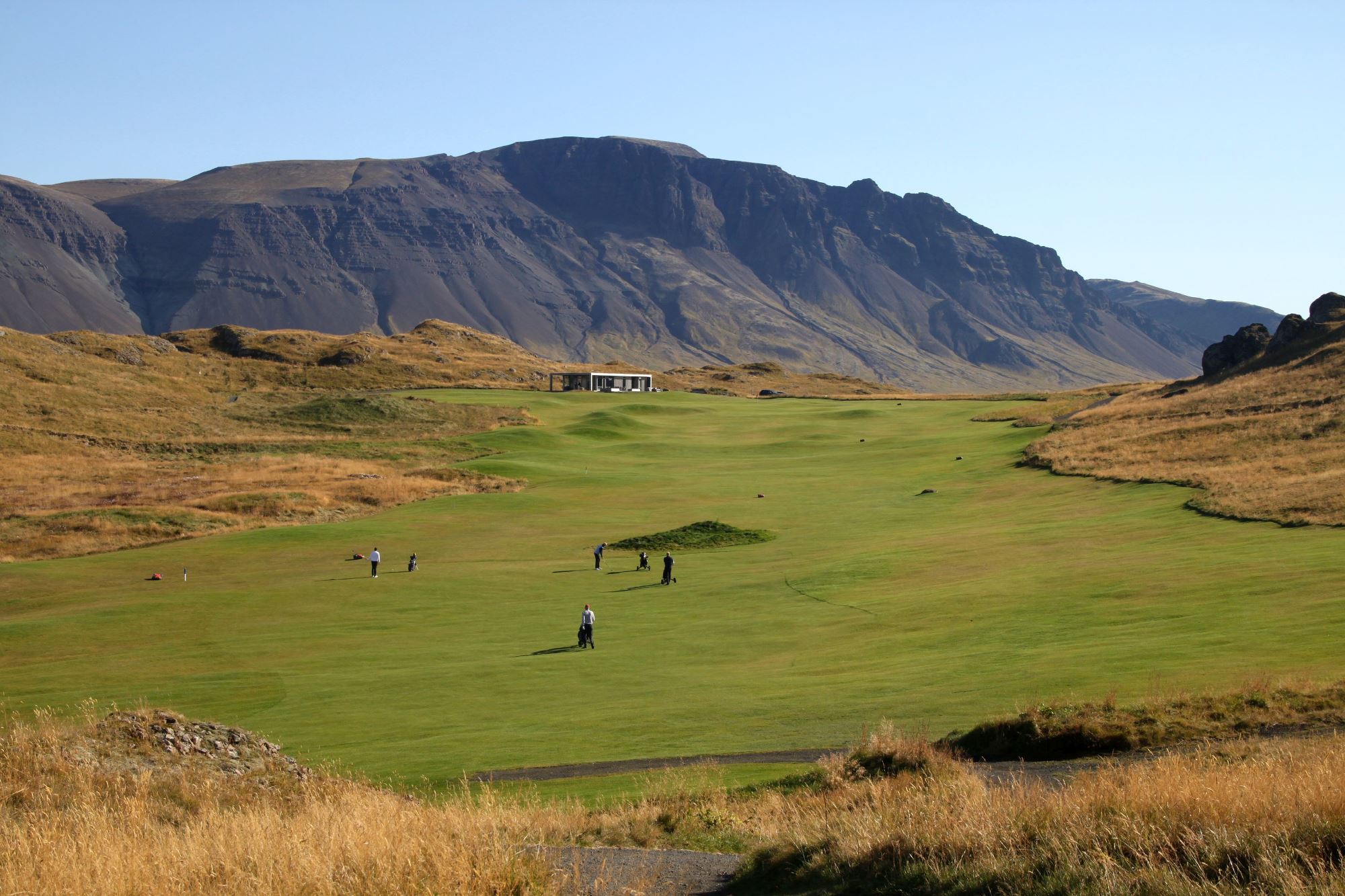 Lavafelsen im Blick auf „Islands schönstem Golfplatz“, dem Golfklúbbur Brautarholt