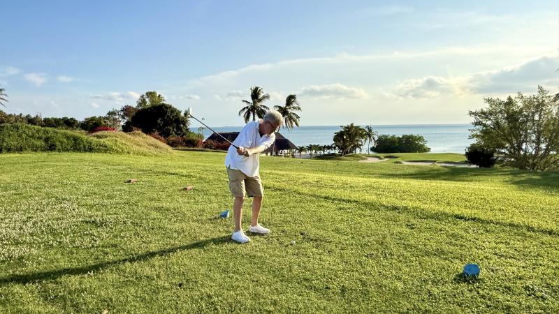 Abschlag mit Blick auf den Indischen Ozean auf dem neunten Loch – spektakulaaerer kann eine Runde kaum zu Ende gehen