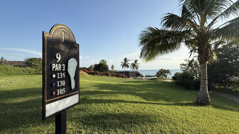 Bahn 9, Par 3 - 130 Meter uueber onduliertes Gelaaende Richtung Ozean