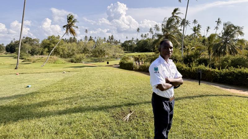 Platzkenntnis inklusive - ein Security-Mitarbeiter auf dem Abschlag von Loch 3