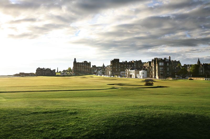 St. Andrews: Blick auf Bahn 1 und 18 sowie die Swilken Bridge