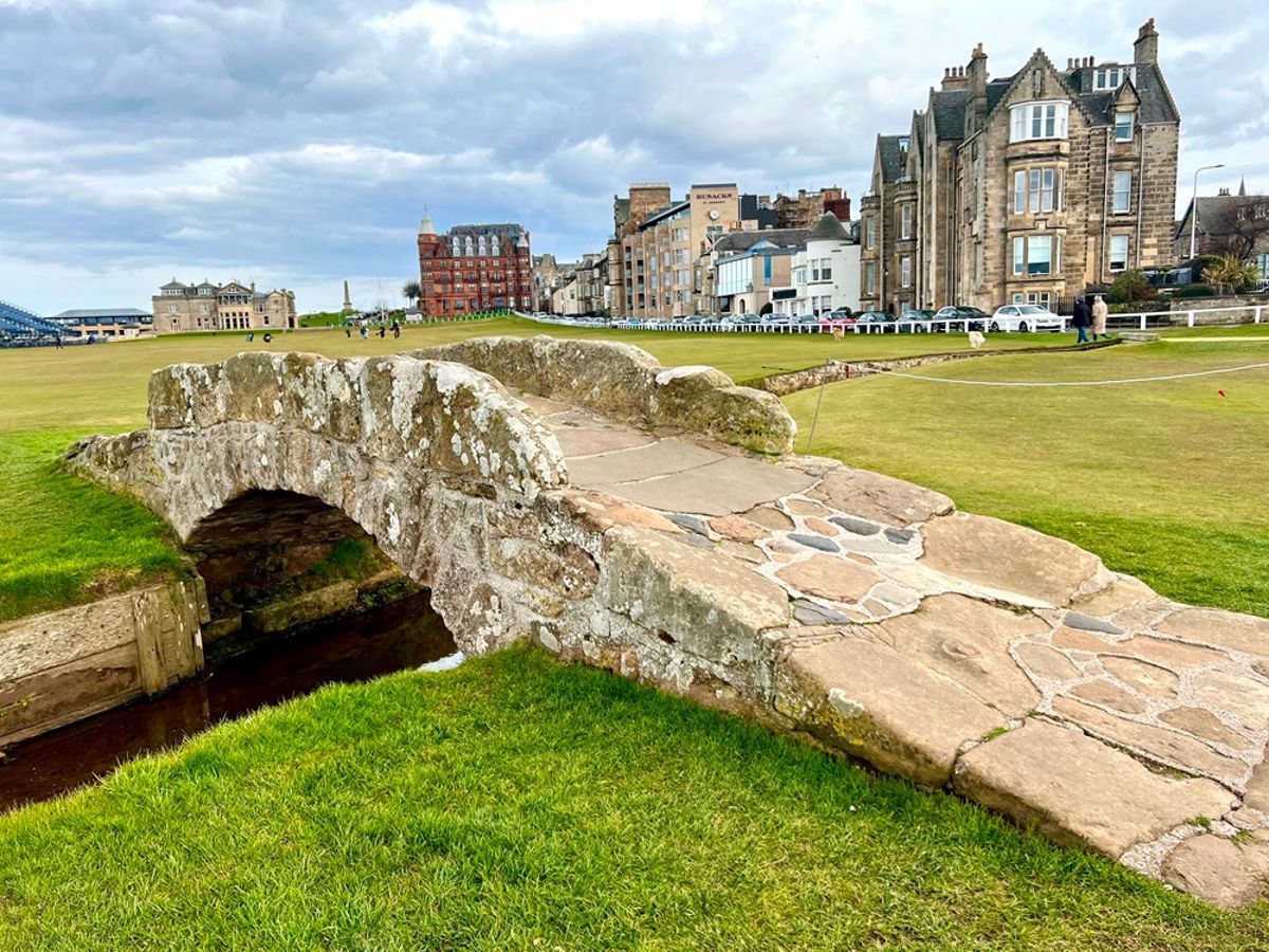 Inhalt vieler Golferträume: die Swilcan Bridge