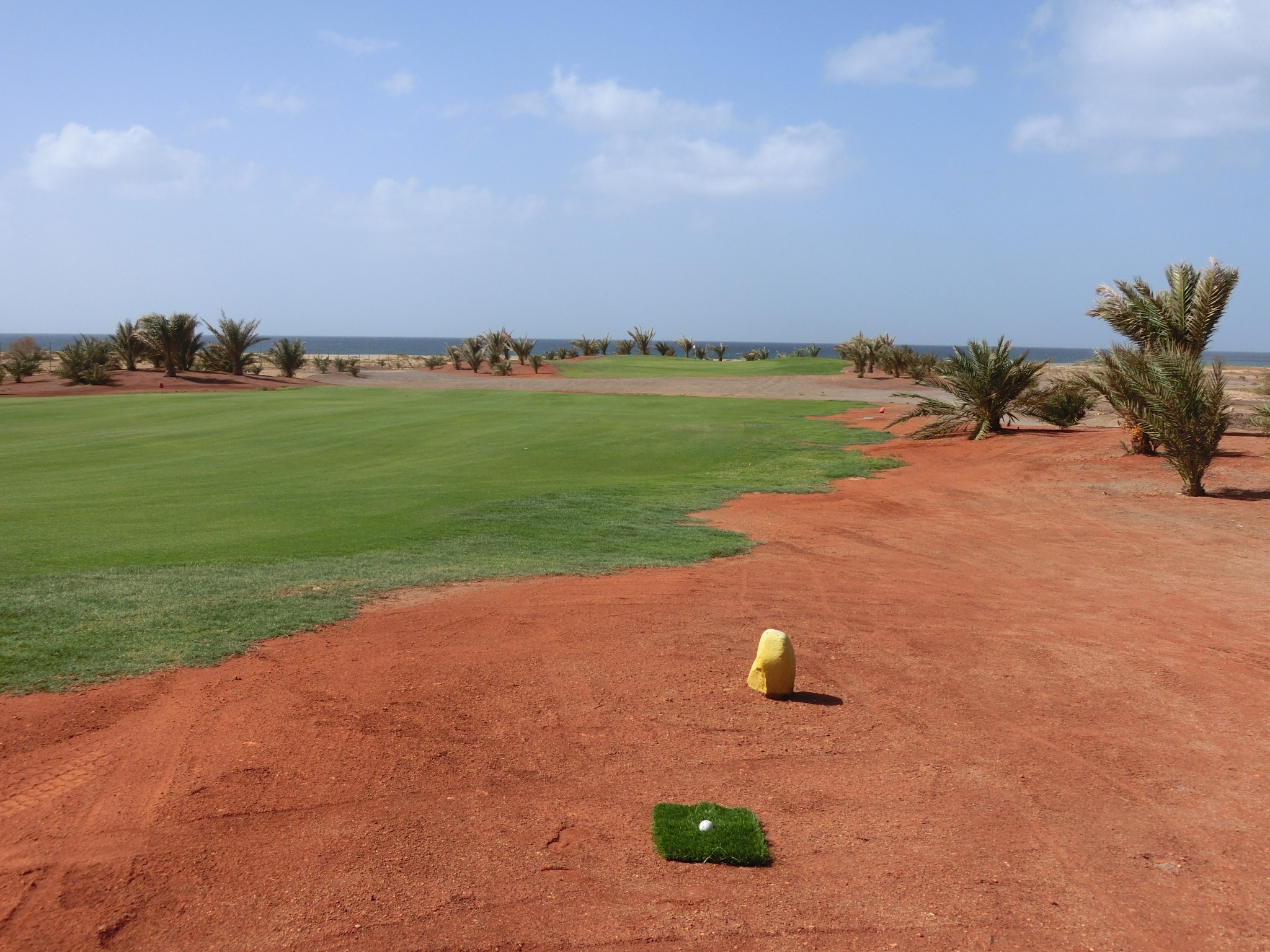 Abschlagmatten sind neben das Fairway zu legen.