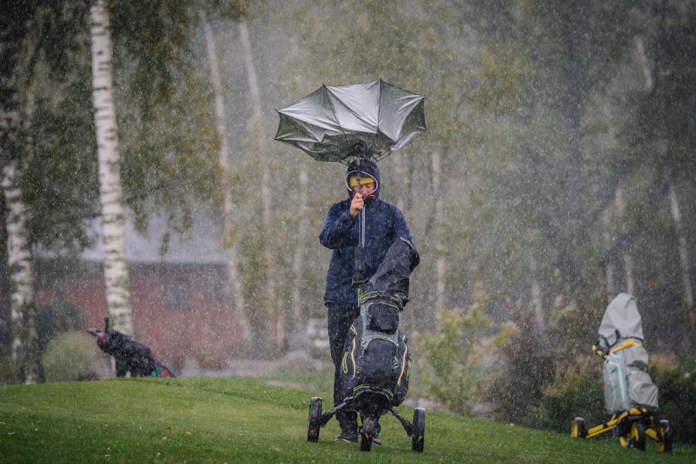 Auch mit flüssigem Sonnenschein schön: das Golfen
